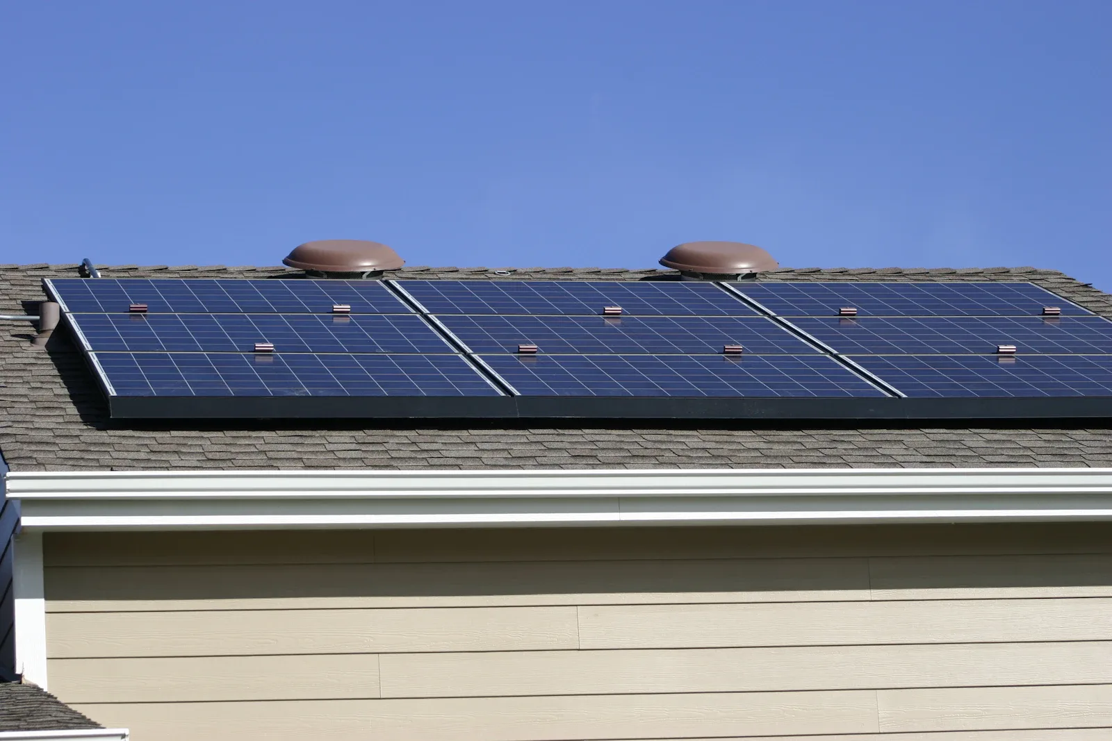 Painéis solares instalados no telhado de uma residência.